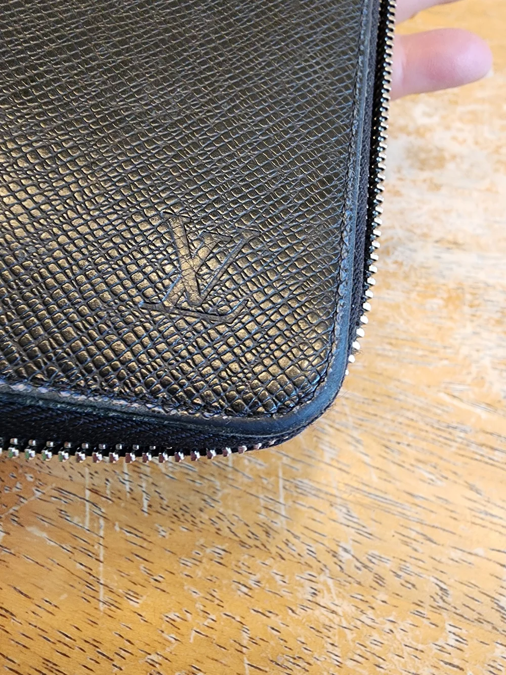 black Louis Vuitton Taiga leather Zippy Vertical zip-around wallet ZIPPER FLAW